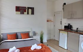 Rustic Hideout Contractor Friendly Spacious Studio